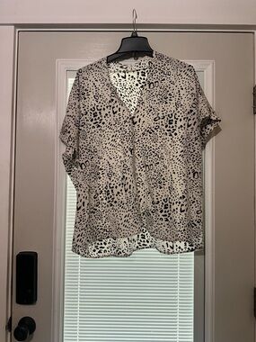 Leopard Print Short Sleeve V-Neck Blouse in White